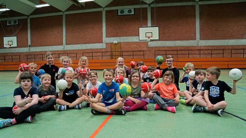 Haben gemeinsam viel Spaß: die Mini-Handballer der HSG Grüppenbühren/Bookholzberg. Sie werden von Annika Bodzian trainiert, die von Florin Krentz unterstützt wird. Bodzian absolviert in der HSG ein Freiwilliges Soziales Jahr, das im Sommer endet. Der Verein sucht einen Nachfolger. Foto: Lars Pingel