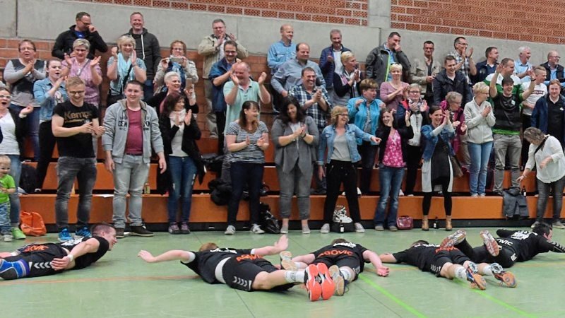 Die HSG Grüppenbühren/Bookholzberg und ihre Fans hatten zuletzt viel zu feiern – wie hier die Meisterschaft der Männer in der Landesliga. Foto: Rolf Tobis